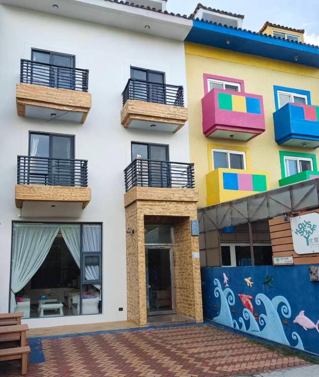 a building with a mural on the side of it at 优閒民宿 in Kenting