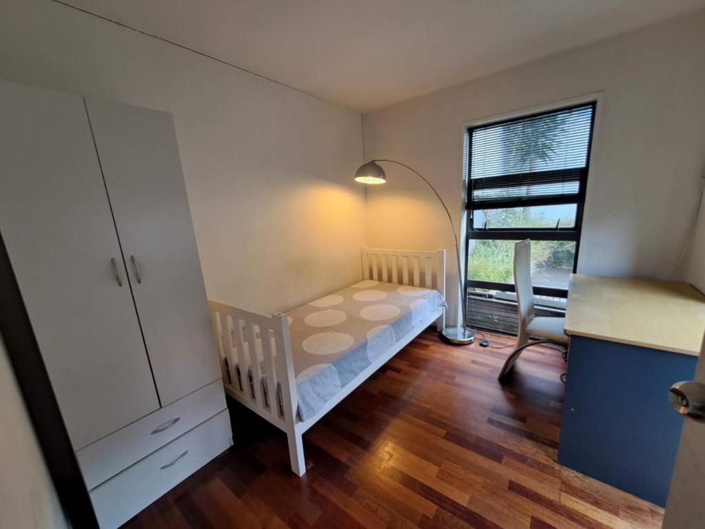 Postel nebo postele na pokoji v ubytování Quiet secure home in CBD, handy close to Downtown Britomart Ferry and Spark Arena