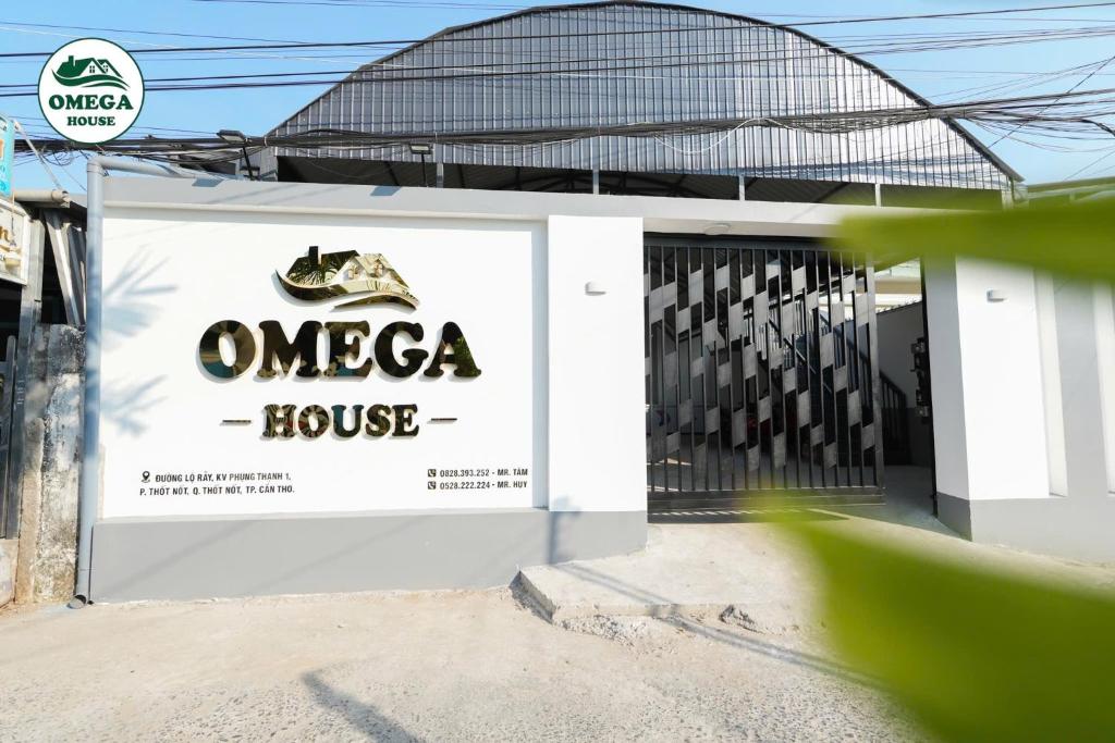 ein weißes Garagentor mit dem AOCA-Hausschild darauf in der Unterkunft OMEGA HOUSE Thốt Nốt in Thốt Nốt