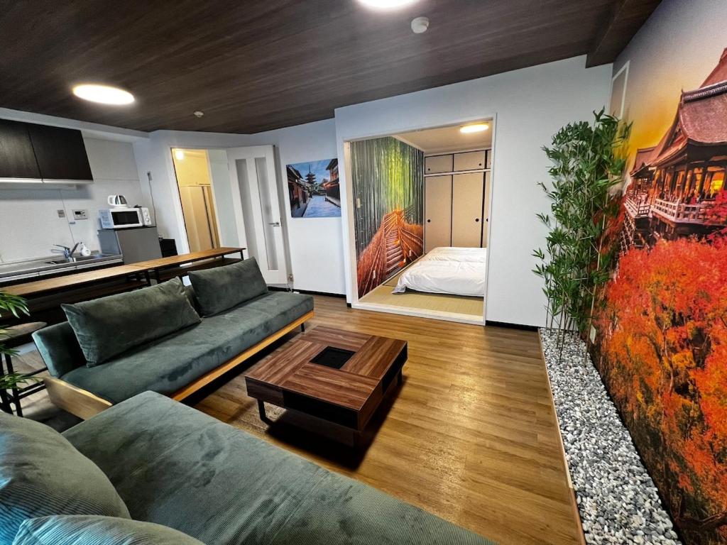 uma sala de estar com um sofá e uma mesa em Zen Stay Benten 6guests Easy access to Umeda Shinsaibashi USJ em Wada