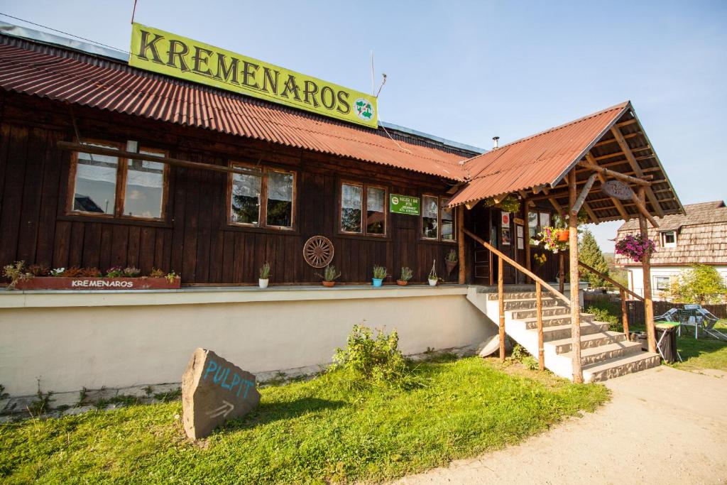 een gebouw met een bord dat kinemacioninos leest bij Kremenaros in Ustrzyki Górne