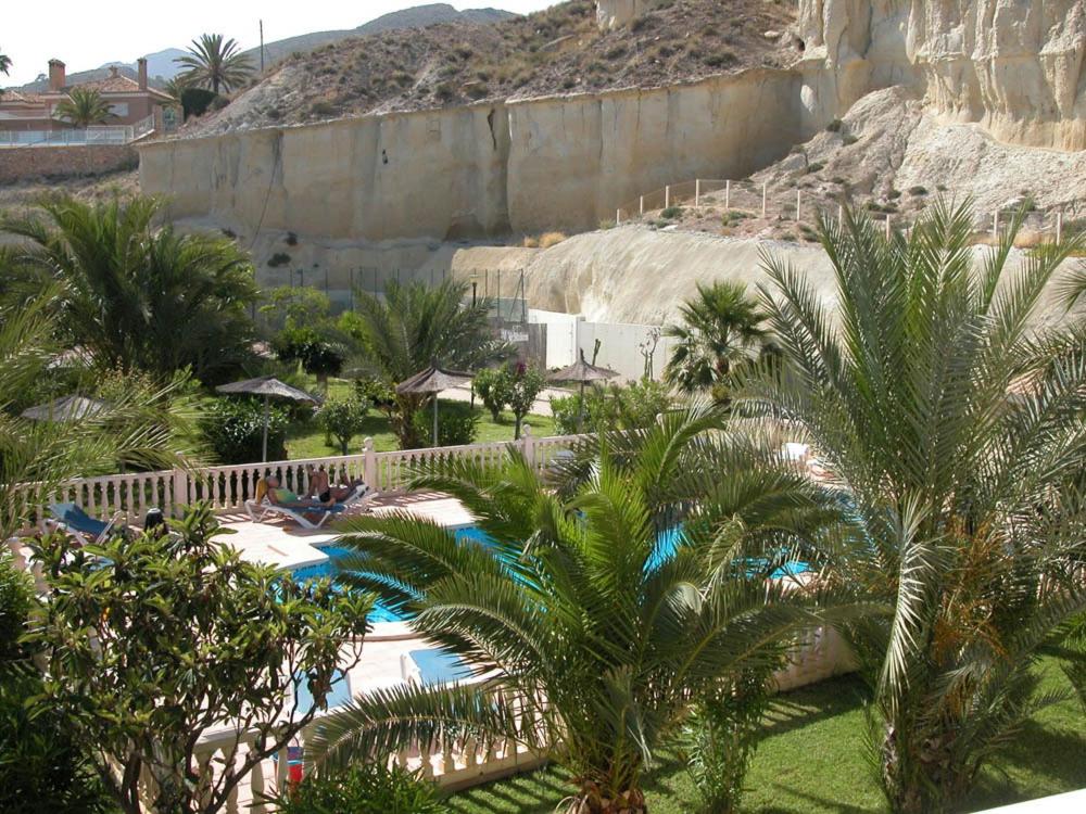 Bazén v ubytování Apartamentos Oasis de las Palmeras nebo v jeho okolí