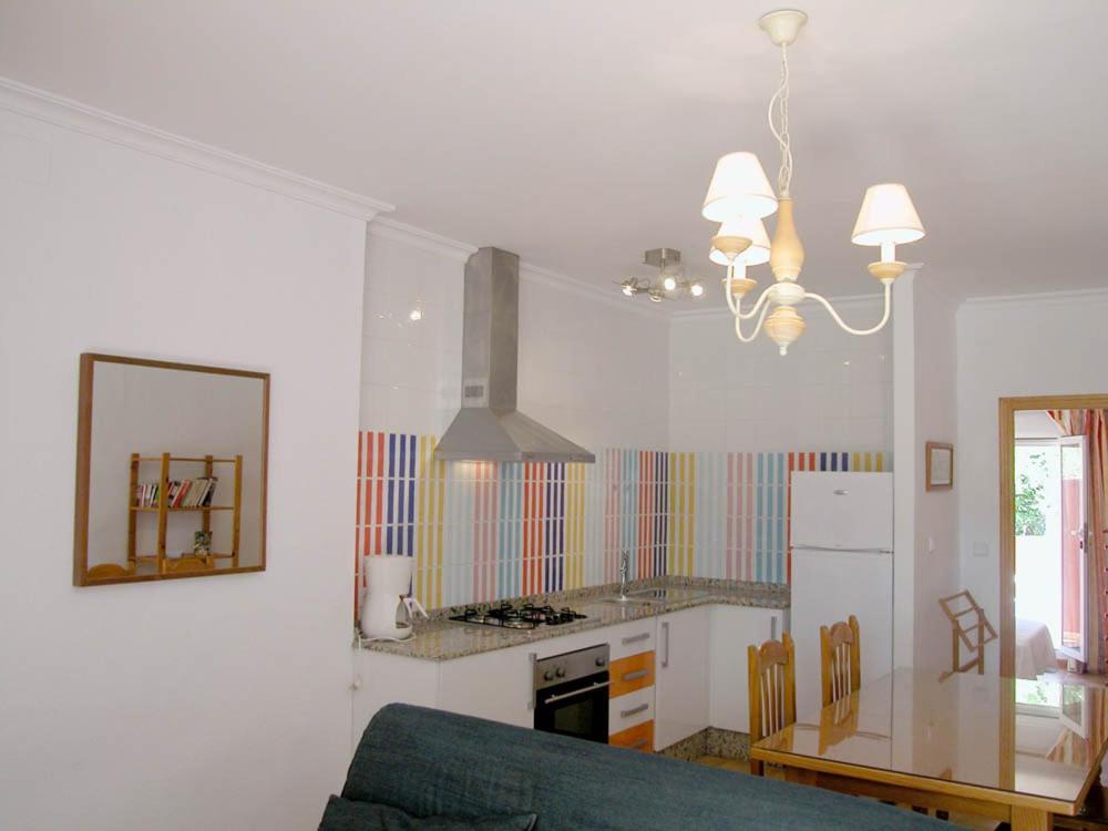Kuchyň nebo kuchyňský kout v ubytování Apartamentos Oasis de las Palmeras