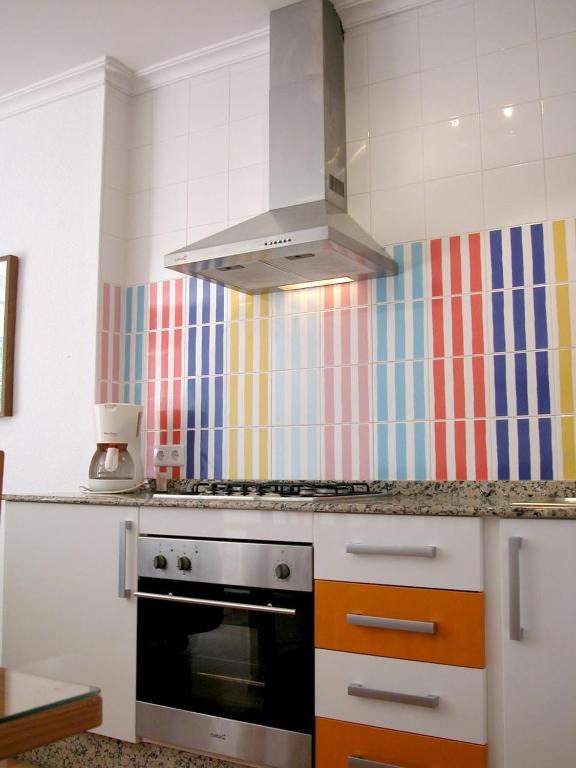Kuchyň nebo kuchyňský kout v ubytování Apartamentos Oasis de las Palmeras