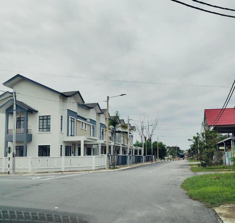 クアラ・トレンガヌにあるChe Nat Che Nor Homestayの通路脇の一列