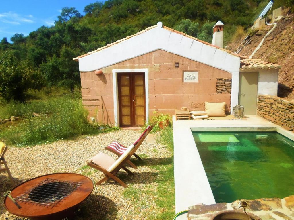 a backyard with a swimming pool and a house at Cottage São Luís near Vicentine Coast Park in Troviscais