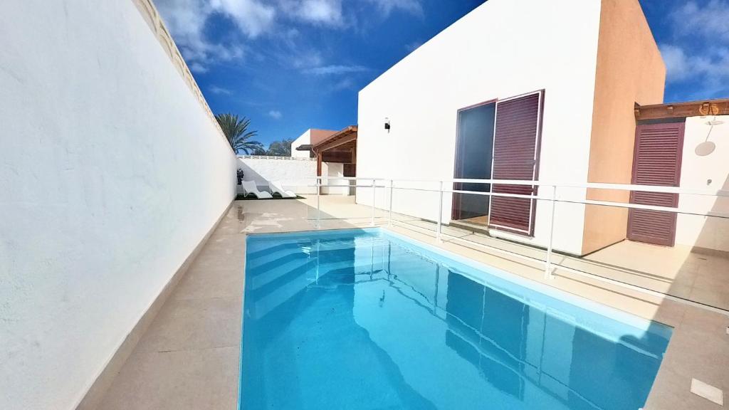 ein Swimmingpool auf dem Balkon eines Hauses in der Unterkunft La Maison de Montse - Piscine Privée in Corralejo