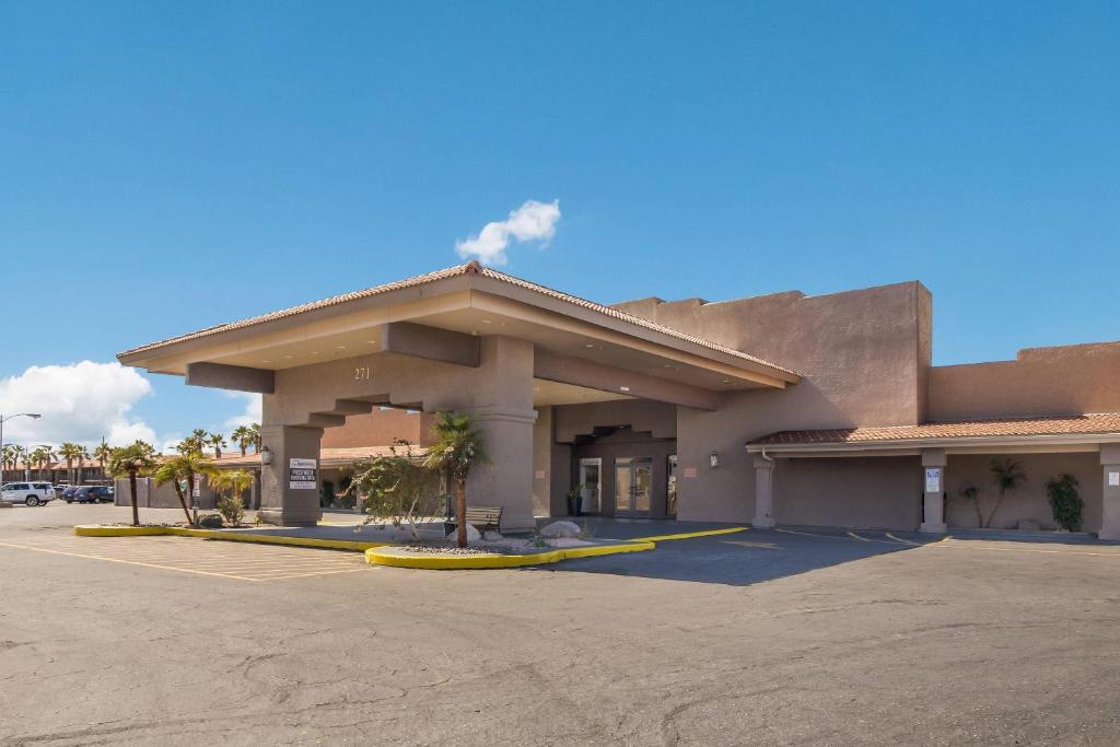 a building with a parking lot in front of it at Quality Inn & Suites Lake Havasu City in Lake Havasu City