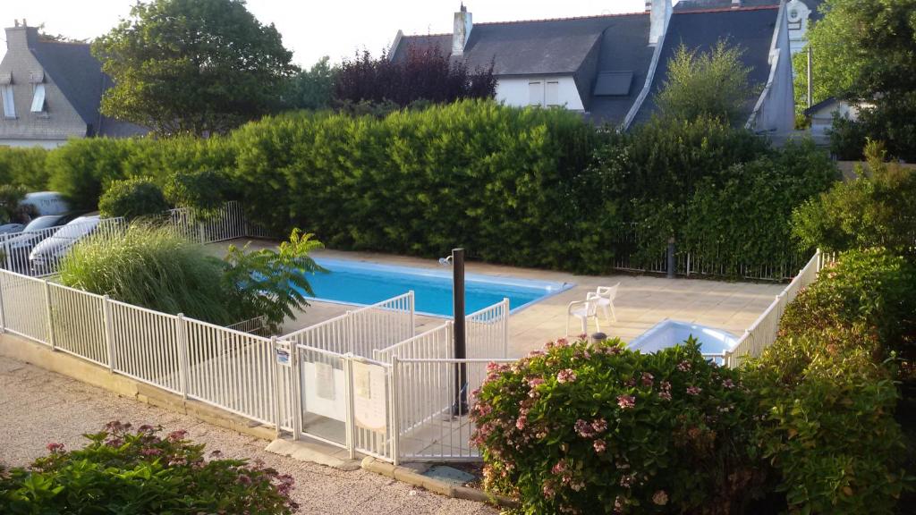 una piscina con una valla alrededor en Ty Avel en Quiberon