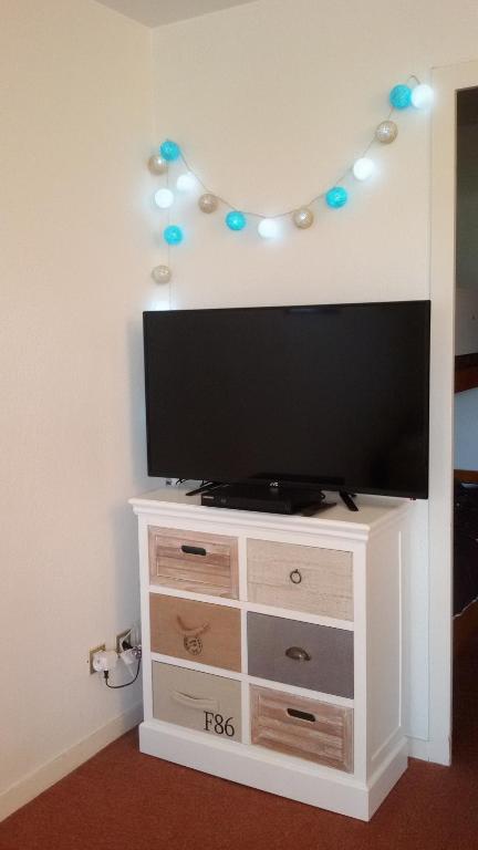 TV a/nebo společenská místnost v ubytování Ty Avel