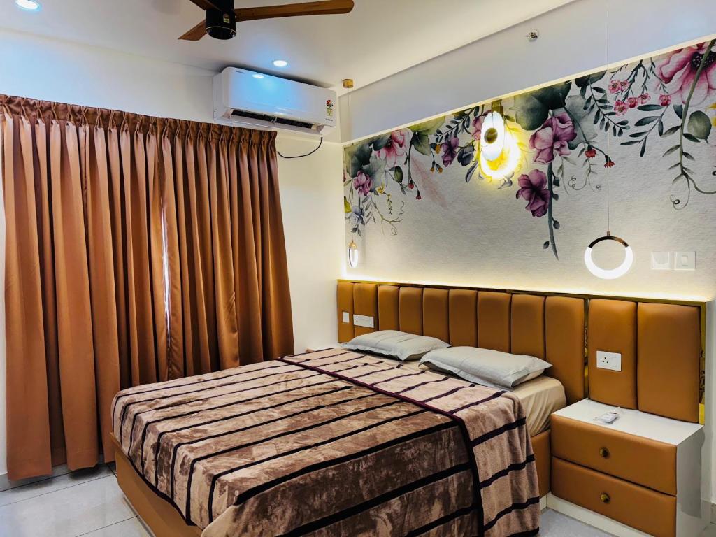 Giường trong phòng chung tại Nayanas Regal Arcadia Karyavattom