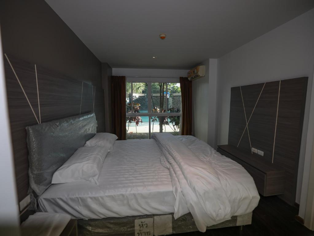 Un pat sau paturi într-o cameră la Dwija Hotel & Suite