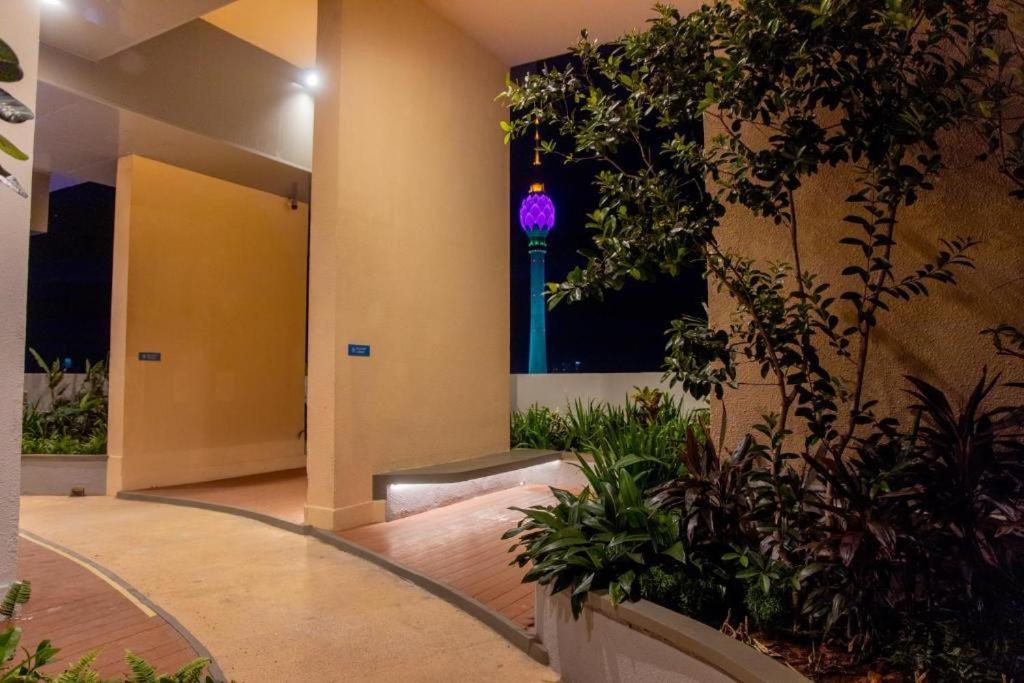 um corredor com vasos de plantas num edifício em Trizen,City & Port View Luxury Apartment in Colombo em Colombo