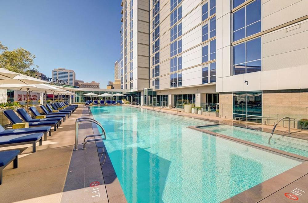 Swimmingpoolen hos eller tæt på CozySuites at Adeline