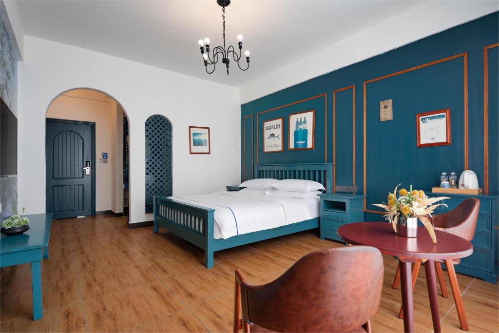 Postel nebo postele na pokoji v ubytování Sanya Weilan Homestay - Dadonghai Luhuitou Scenic Area Branch