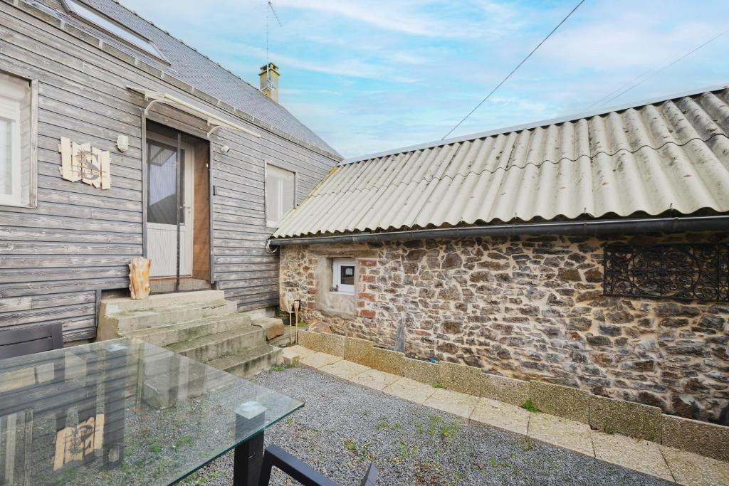 Το κτήριο όπου στεγάζεται  η παραθεριστική κατοικία