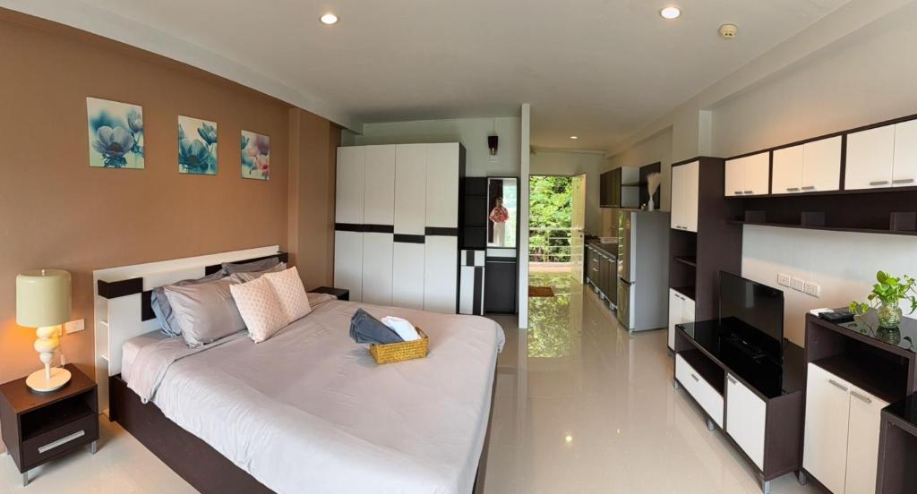 een slaapkamer met een groot bed en een keuken bij Aonang Mountain View A1 in Ao Nang Beach