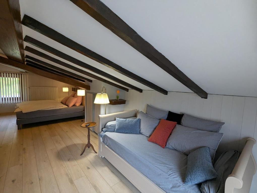 Chambre LA ZIMETTE, Le Balcon de la Zimette في فينترون: غرفة معيشة بها أريكة وسرير