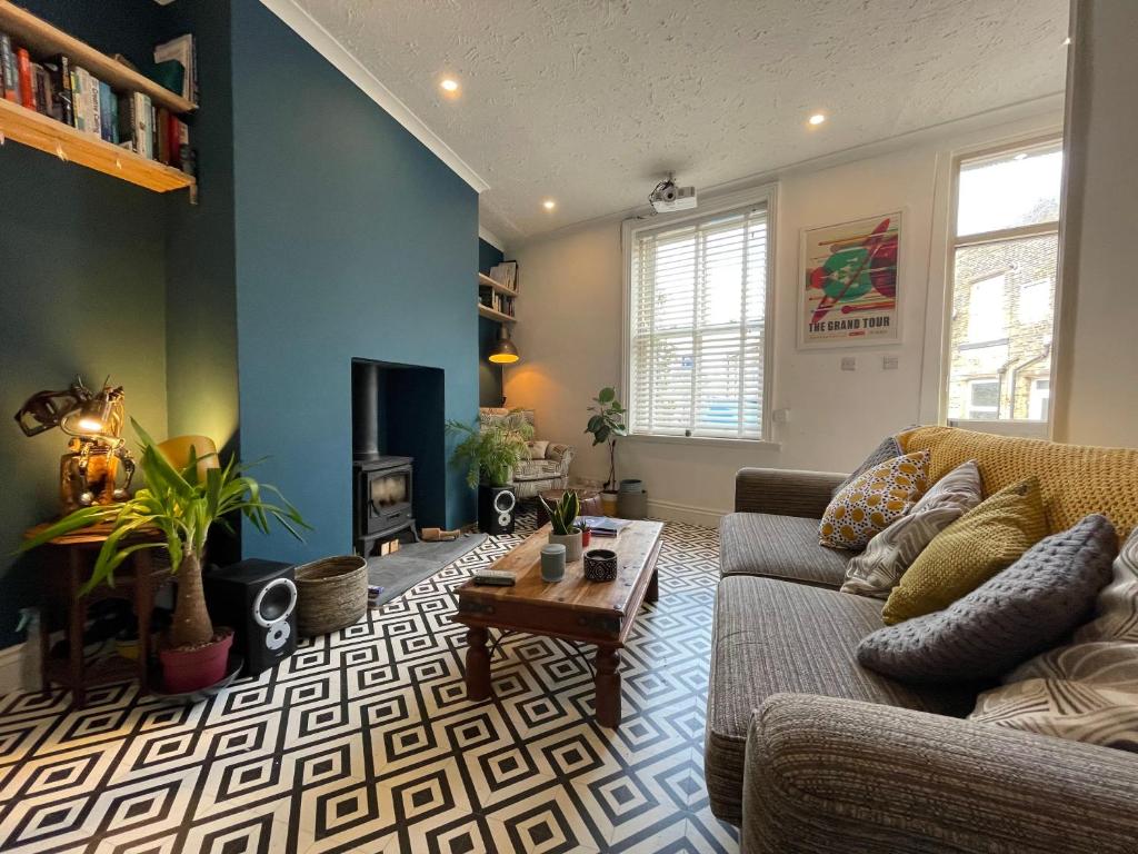 uma sala de estar com um sofá e uma mesa em Cosy Cottage Apperley Bridge em Apperley Bridge