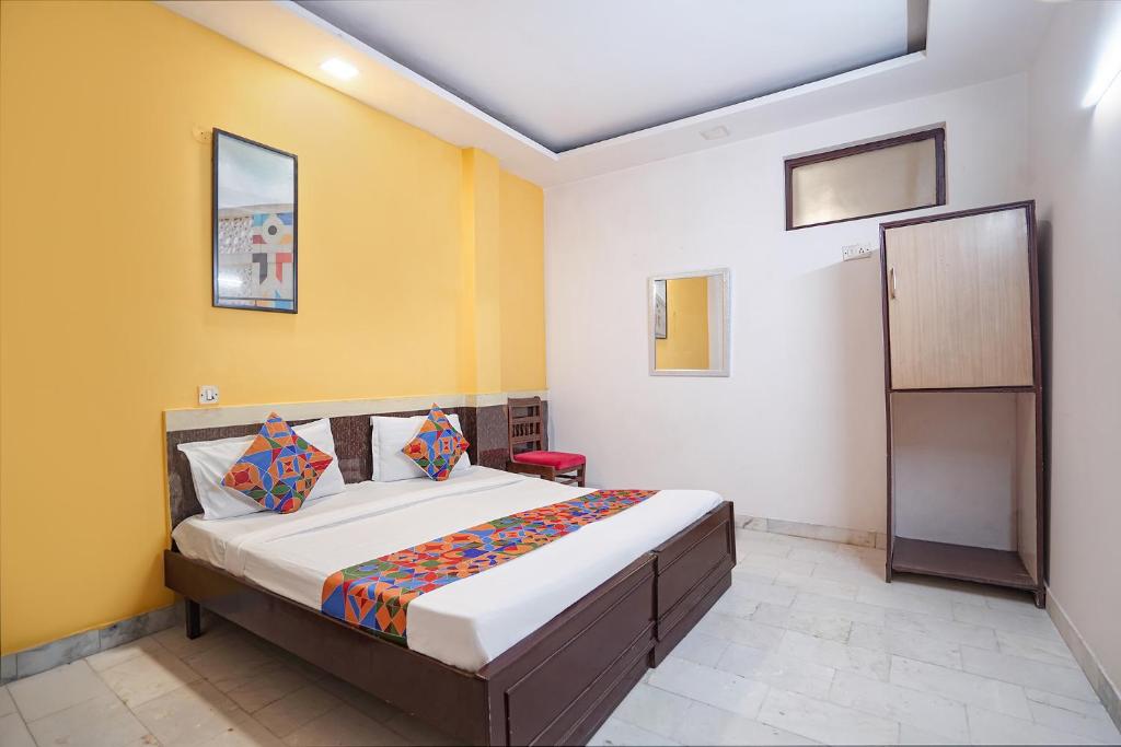 Ένα ή περισσότερα κρεβάτια σε δωμάτιο στο FabHotel Richa Palace