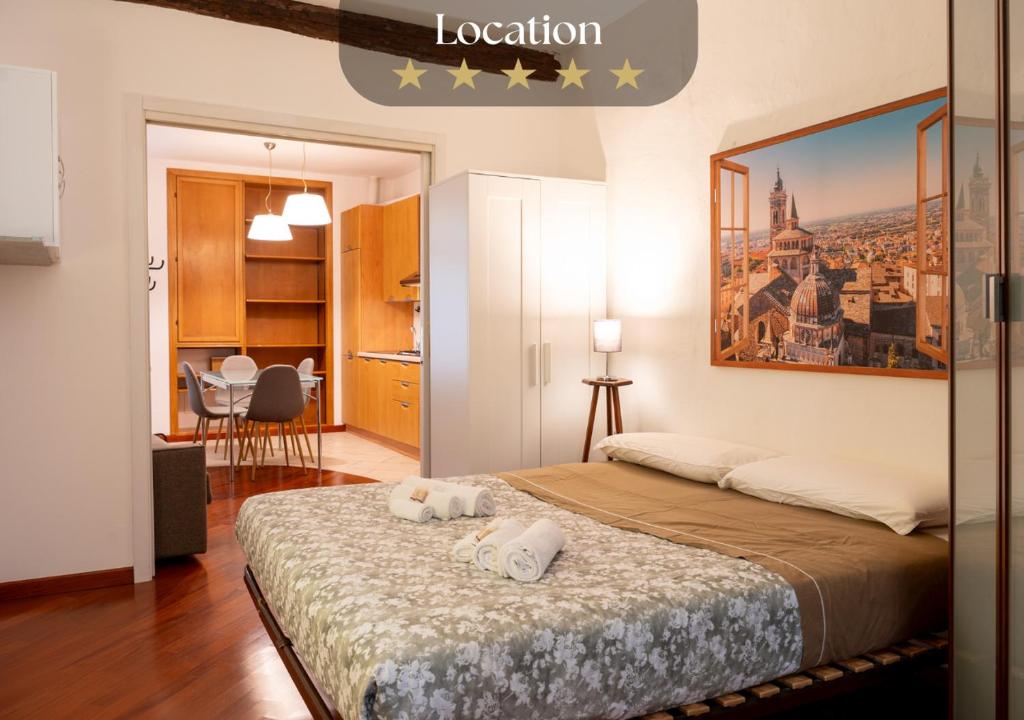 una camera da letto con un letto con due asciugamani sopra di Bergamo Alta - Charm & History a Bergamo