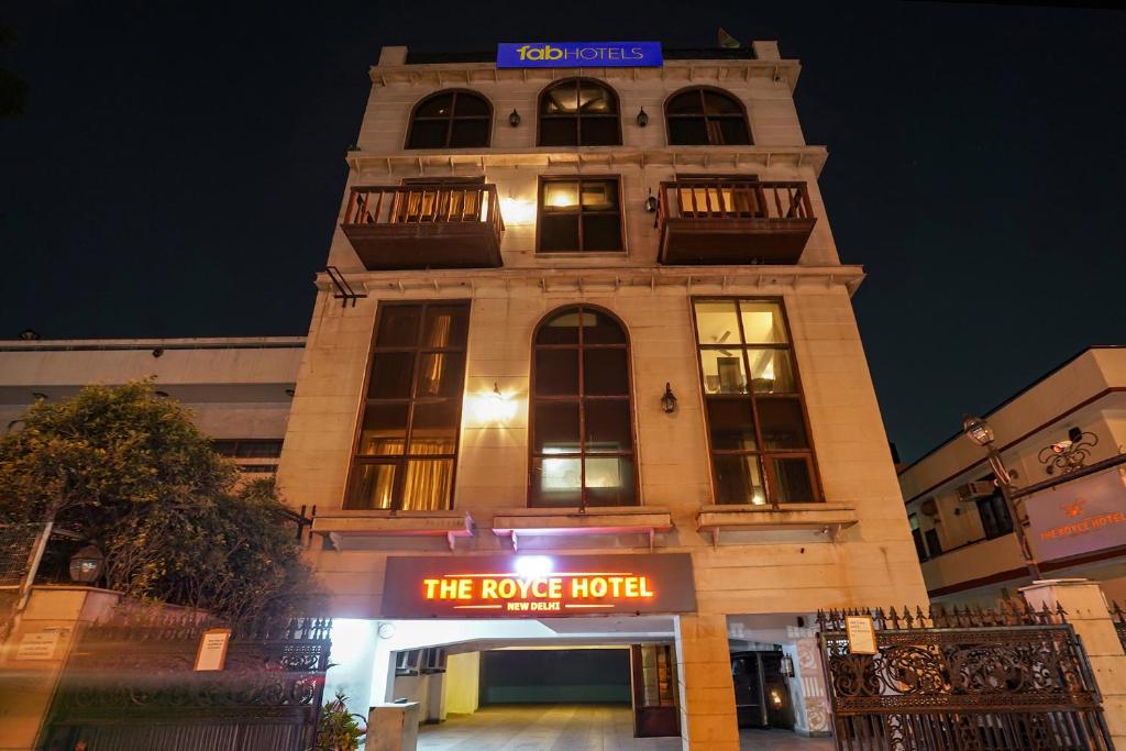 un edificio con una torre con un reloj. en FabHotel NFC Royale, en Nueva Delhi