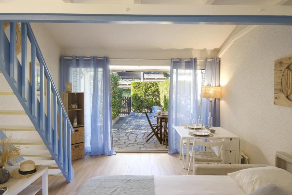 Posezení v ubytování Bright studio close to the beach in Roquebrune