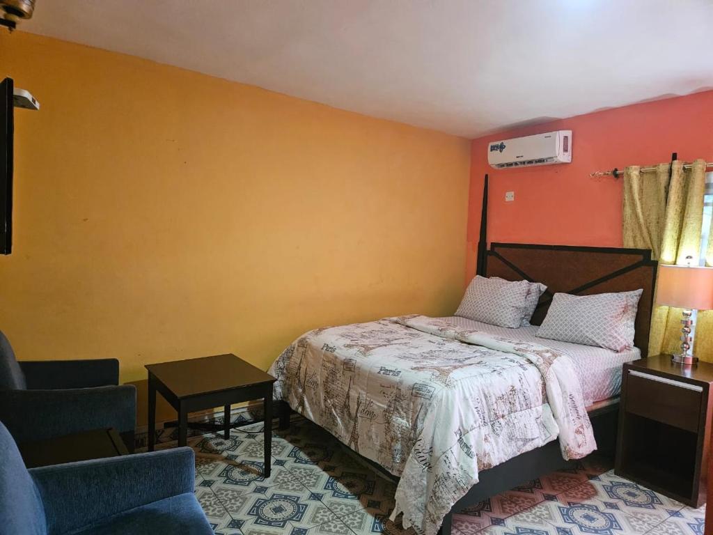 Ένα ή περισσότερα κρεβάτια σε δωμάτιο στο elevation lodge imatt