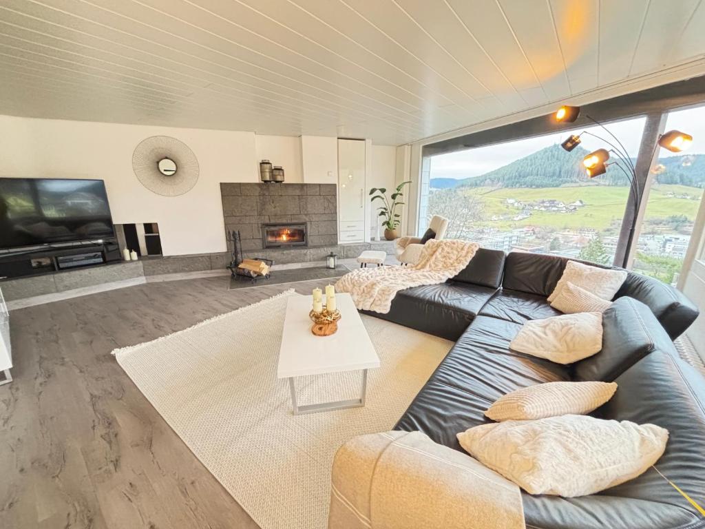 Μια τηλεόραση ή/και κέντρο ψυχαγωγίας στο Serenity Stay Baiersbronn Kamin und Schwarzwaldblick