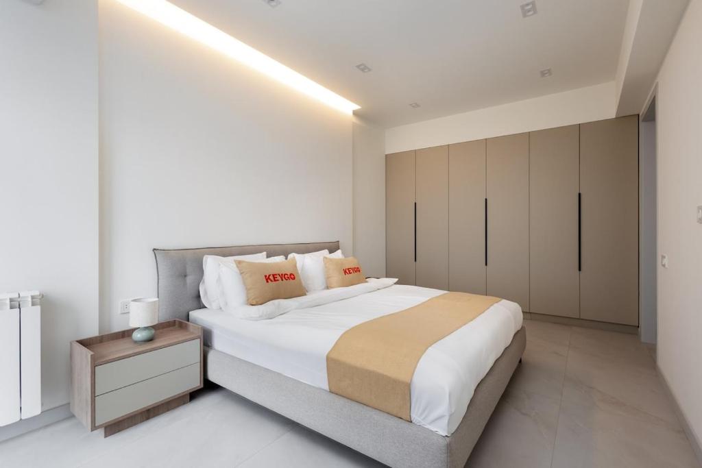 En eller flere senge i et værelse på Apartment KeyGo #0218 with a view of the stadium