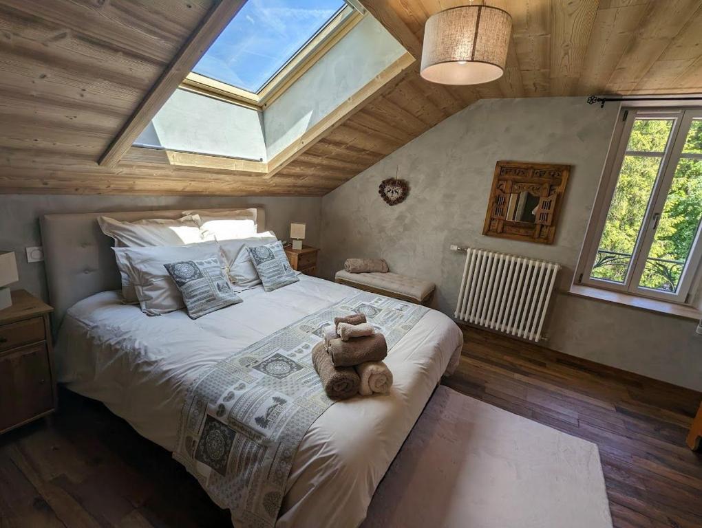 Chambre Perce-Neige, Les Roches Fleuries في Sapois: غرفة نوم مع سرير مع دمية دب عليها