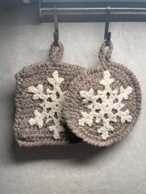 un tappeto all'uncinetto con un disegno natalizio di La Pulchella a L'Aquila