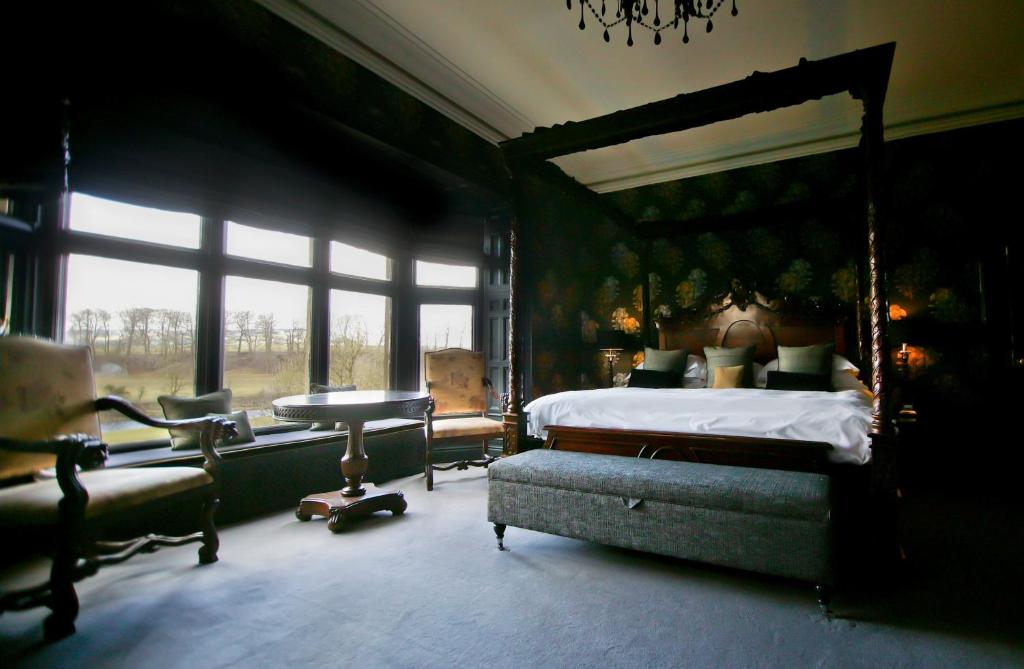Postel nebo postele na pokoji v ubytování Mitton Hall Hotel