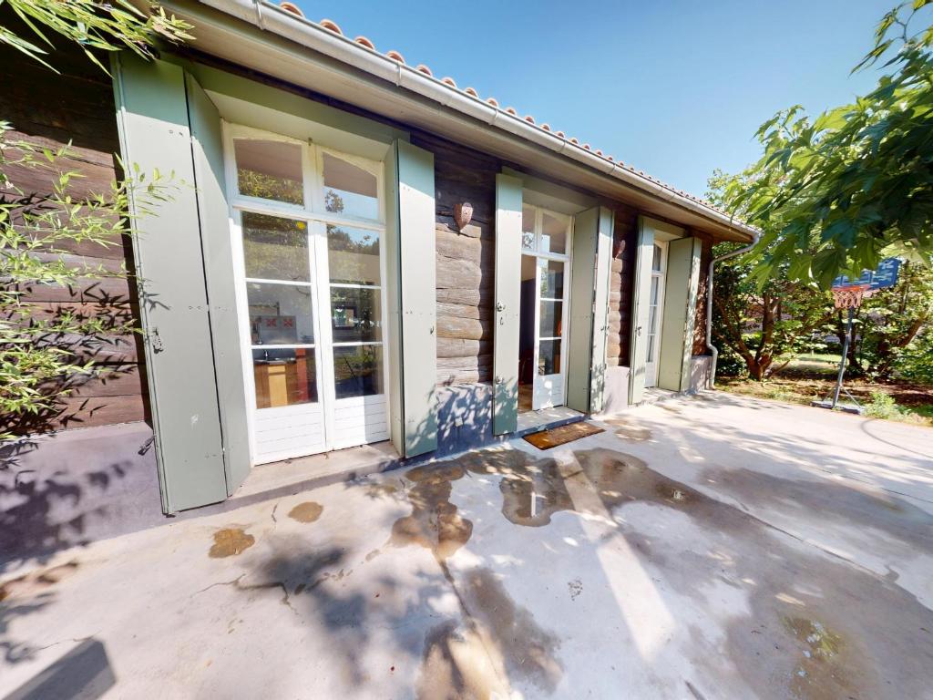 Το κτήριο όπου στεγάζεται  η παραθεριστική κατοικία