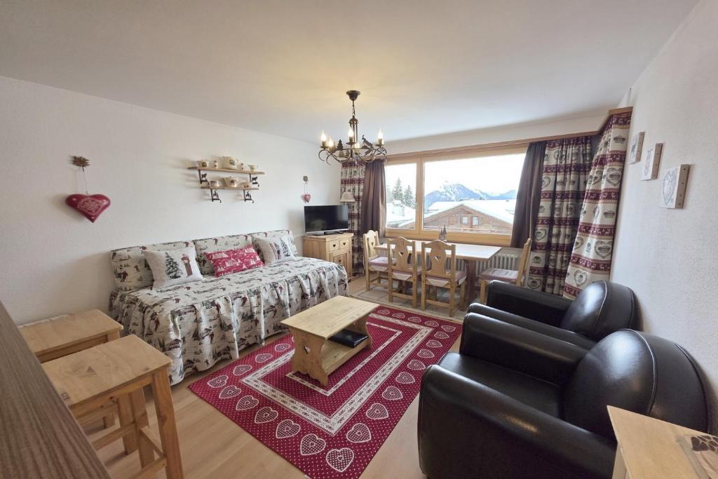 a living room with a couch and a table at Bruyères B22 in Verbier