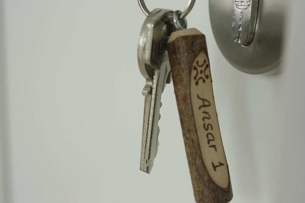 Un par de llaves colgando de la manija de la puerta en Pensión El Ansar, en Cartes