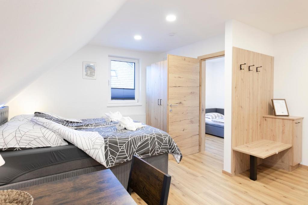 Кровать или кровати в номере Appartements Gasthaus Eichholzer