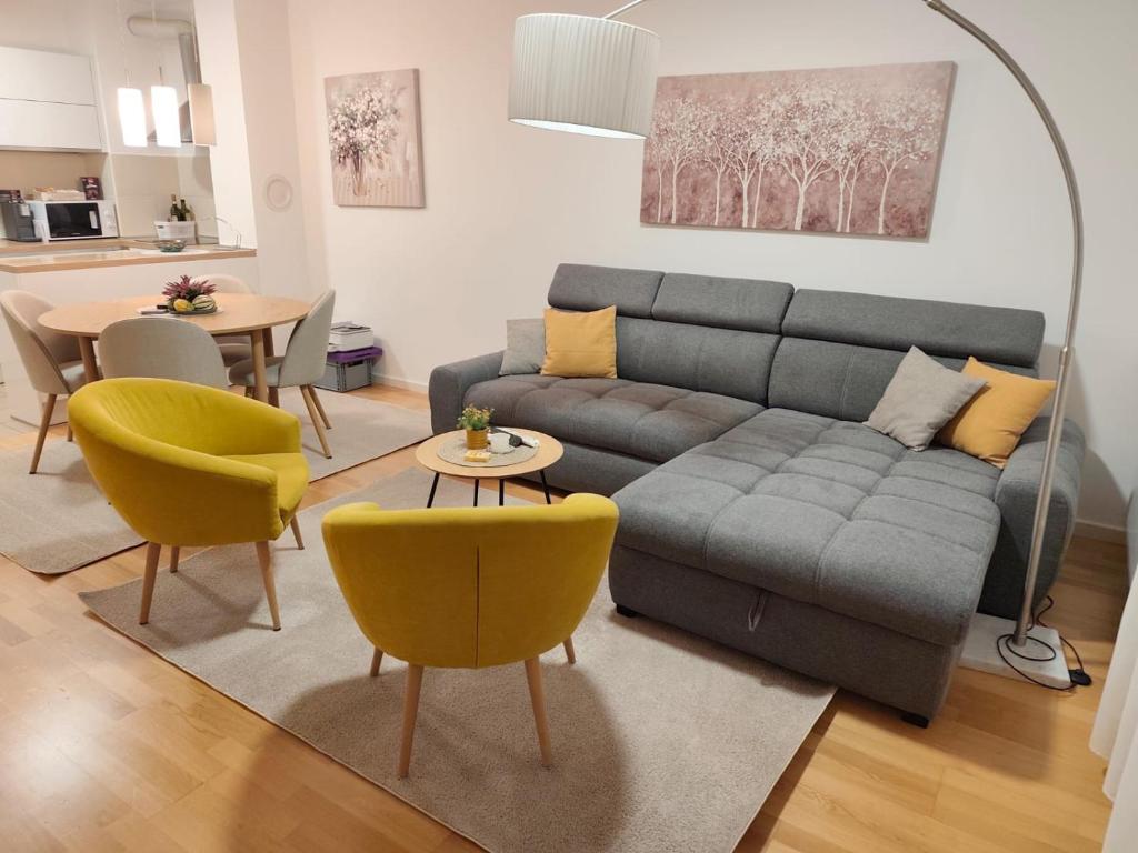 un salon avec un canapé, des fauteuils et une table dans l'établissement Apartment Ali, à Zagreb