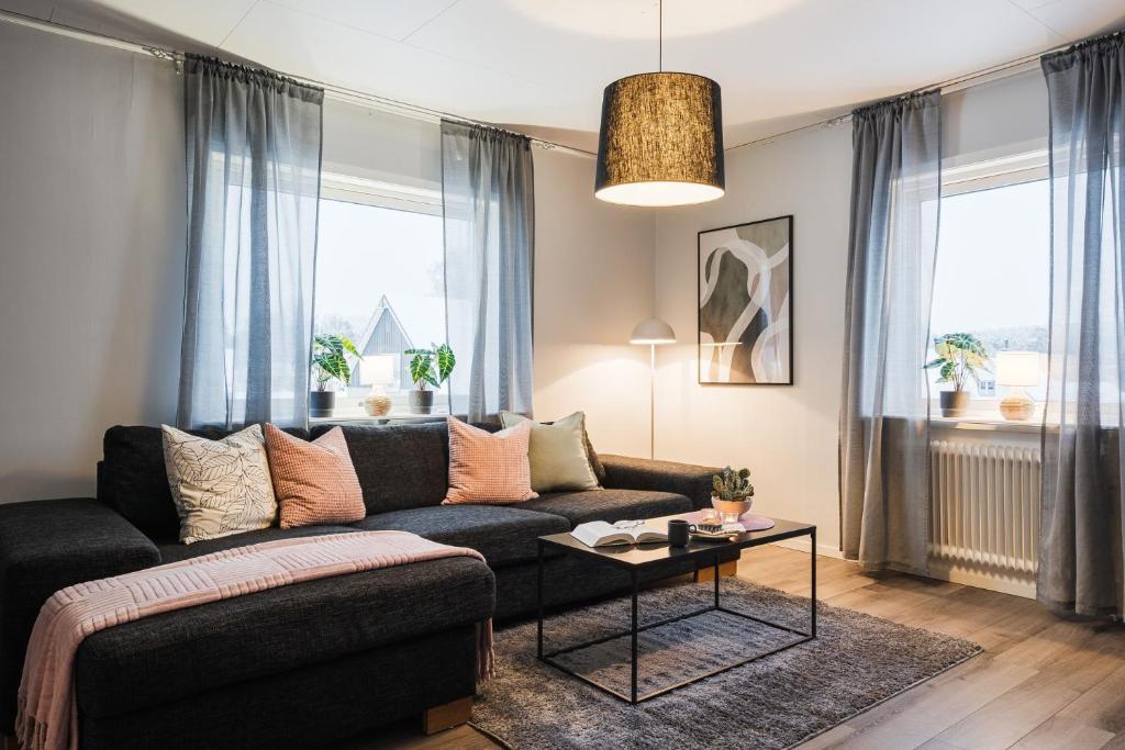 Et opholdsområde på Guestly Homes - 2BR Apartment with Lake View