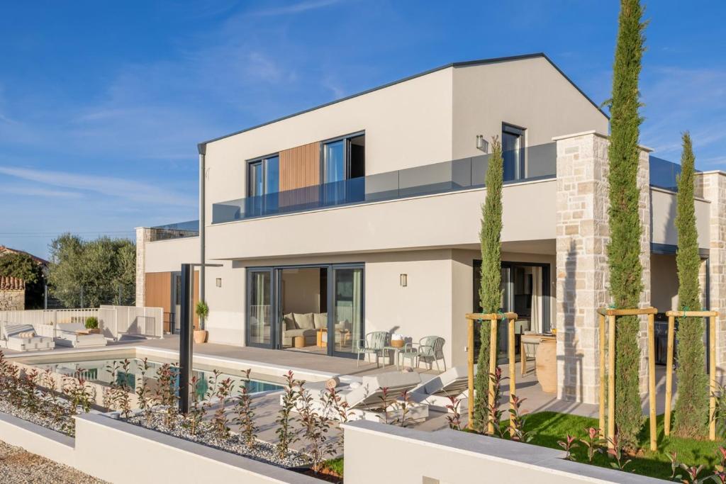 a house with a swimming pool and trees at Sella Verde in Selina