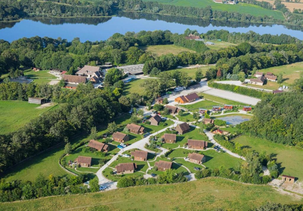 een luchtzicht op een dorp naast een meer bij SAS Le Hameau des Grilles in Saint-Fargeau