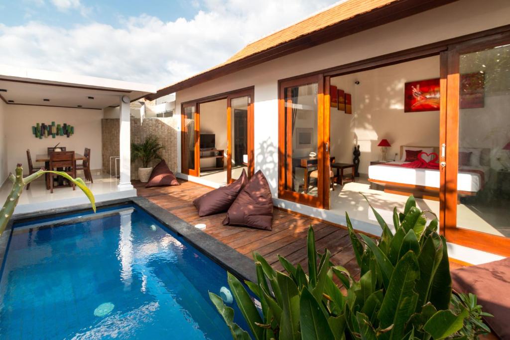 a villa with a swimming pool and a bedroom at Little Coco Gili Trawangan Villas in Gili Trawangan