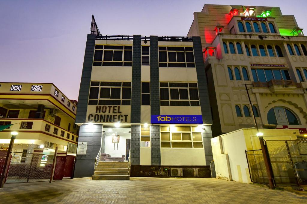 Un patio de hotel con dos edificios y una esquina de hotel. en FabHotel Connect, en Jaipur
