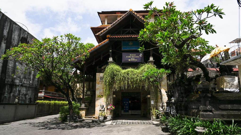 En have udenfor Mahajaya Hotel Denpasar