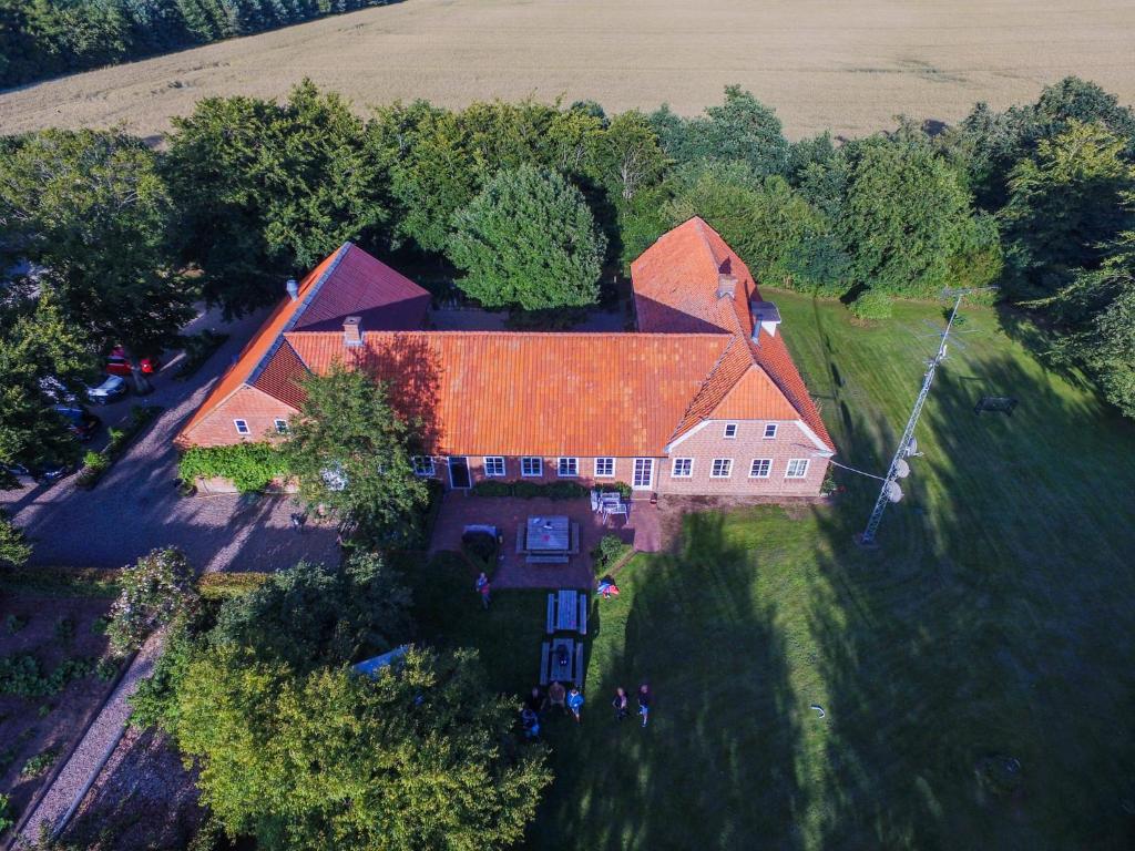 an aerial view of a large house with a red roof at Familiehuis Boysen Appartementen in Ribe