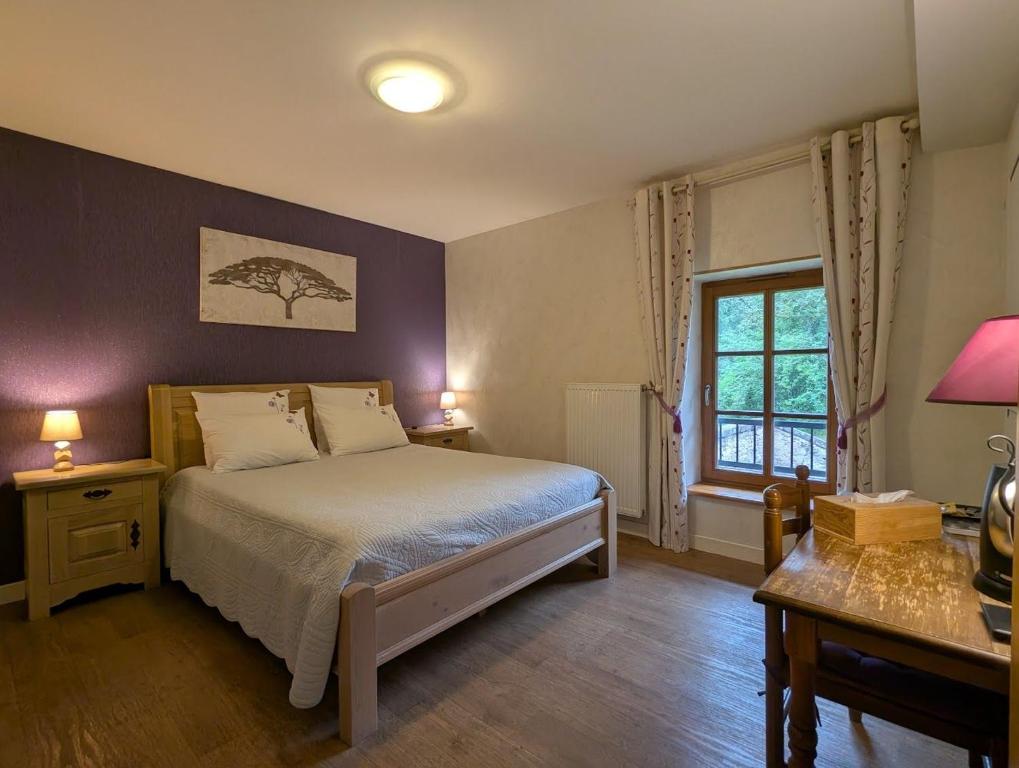 Ένα ή περισσότερα κρεβάτια σε δωμάτιο στο Chambre Violette, Maison d'hôtes Les Accacias