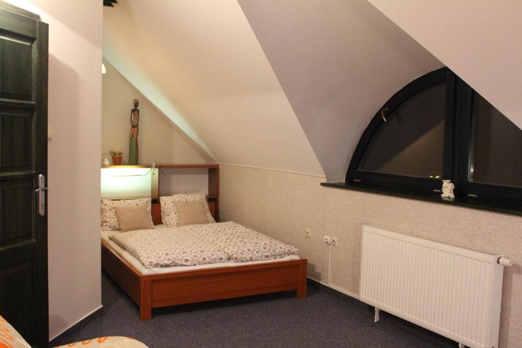 Bett in einem Zimmer mit Dachgeschoss in der Unterkunft Privat pri Hradbach in Levoča