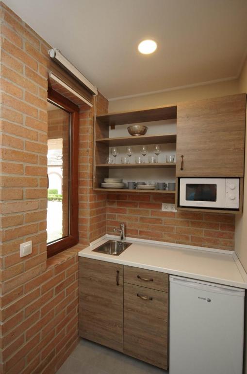 Kuchyňa alebo kuchynka v ubytovaní Mosoly Deluxe Apartman