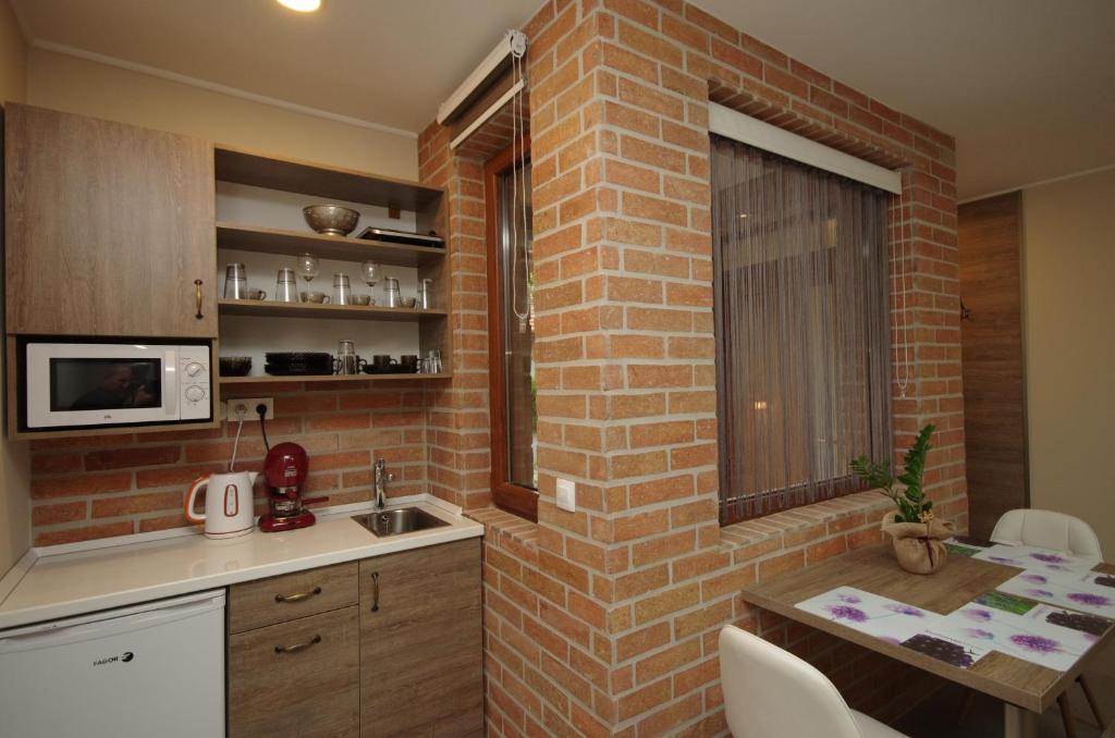 Kuchyňa alebo kuchynka v ubytovaní Mosoly Deluxe Apartman
