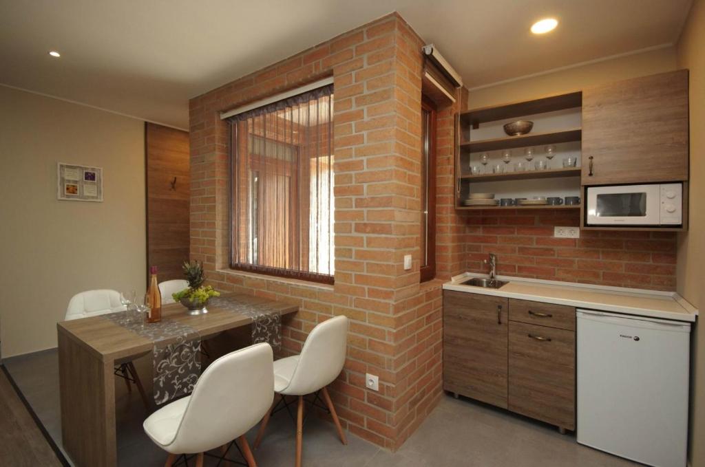 Kuchyňa alebo kuchynka v ubytovaní Mosoly Deluxe Apartman